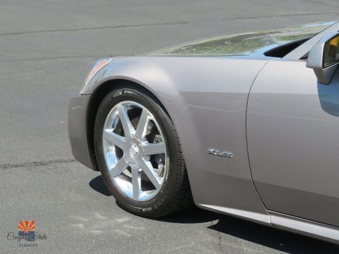 Used 2004 Cadillac XLR RWD image 10