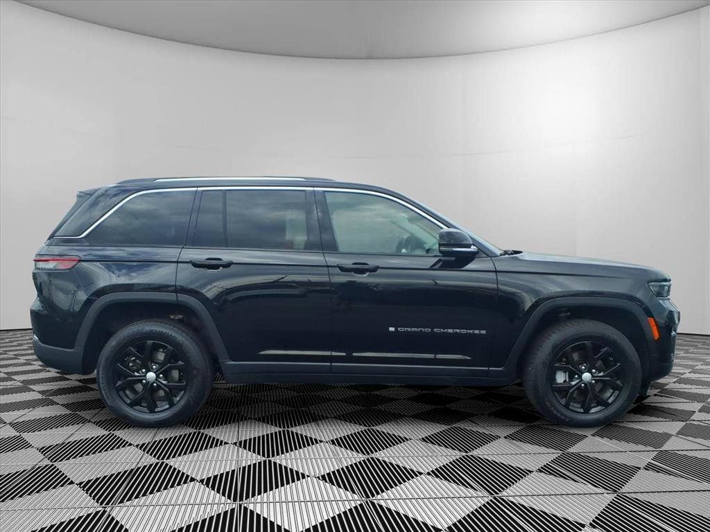 Used 2023 Jeep Grand Cherokee Limited AWD/4WD image 32