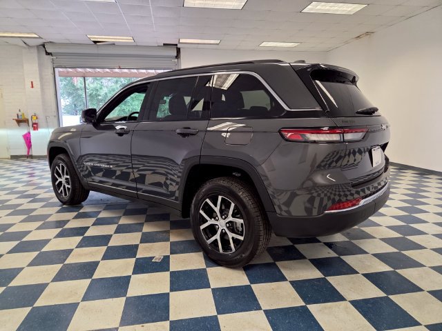 Used 2025 Jeep Grand Cherokee Limited RWD image 5