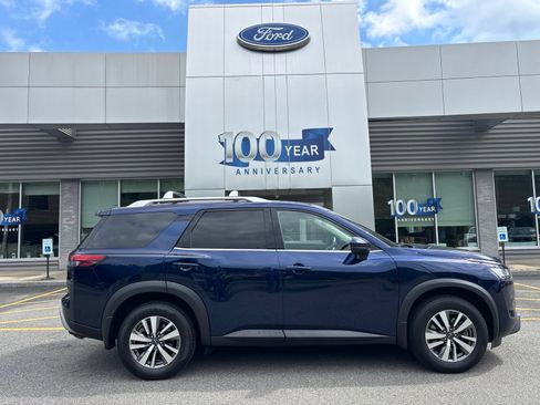 Used 2022 Nissan Pathfinder SL w/ SL Black Package AWD/4WD image 2