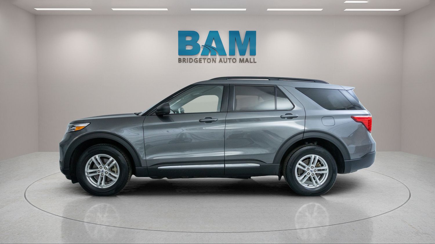 Used 2023 Ford Explorer XLT w/ Equipment Group 202A AWD/4WD image 4