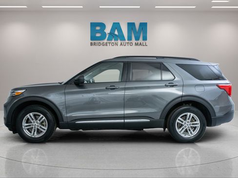 Used 2023 Ford Explorer XLT w/ Equipment Group 202A AWD/4WD image 4
