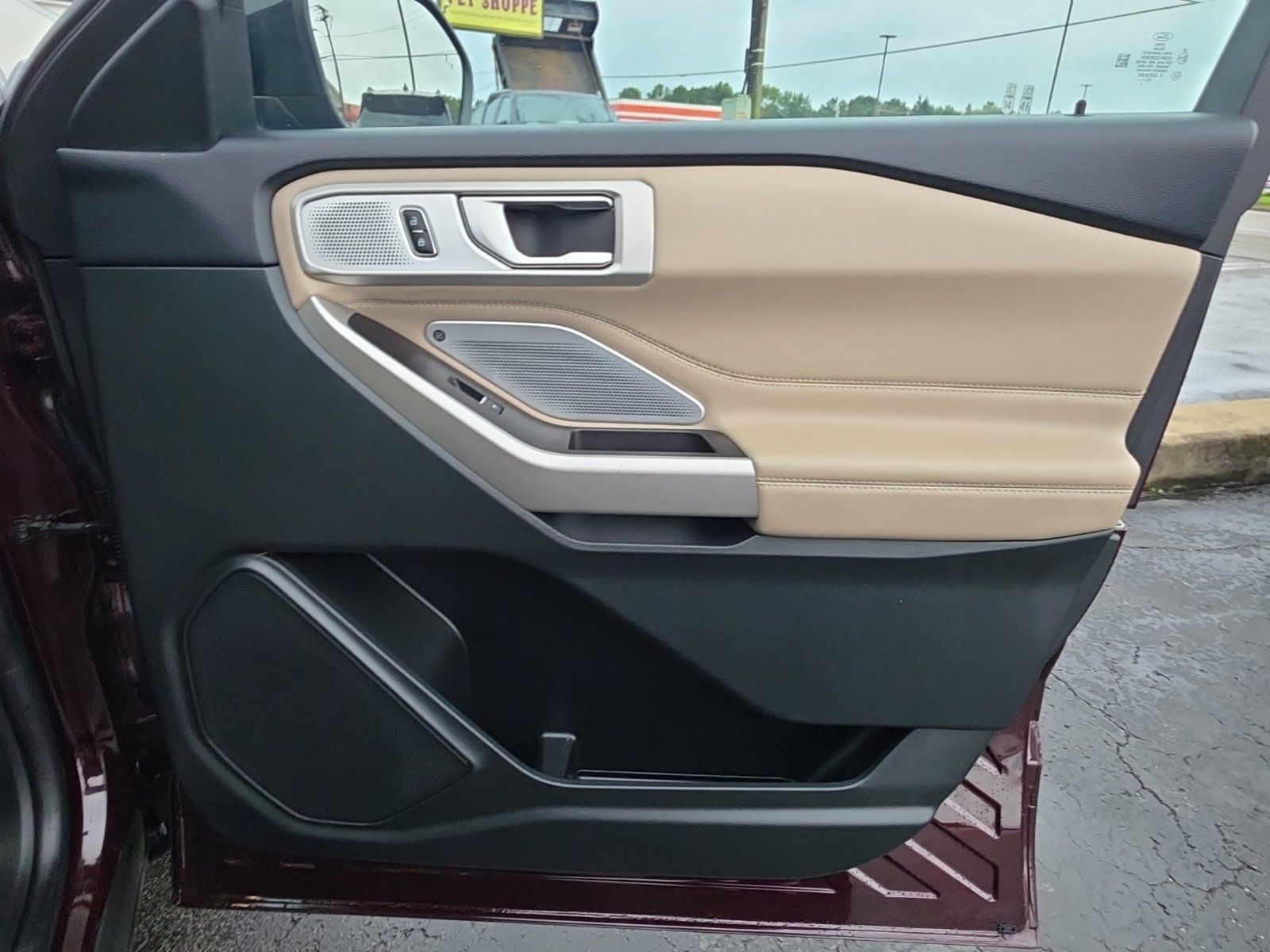 Used 2022 Ford Explorer Limited w/ Limited Technology Package AWD/4WD image 25