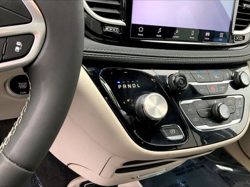 Used 2023 Chrysler Pacifica Touring-L image 13