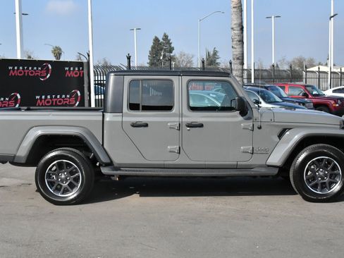 Used 2023 Jeep Gladiator Overland image 9
