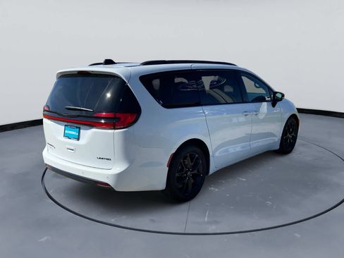 Used 2025 Chrysler Pacifica Limited FWD image 6
