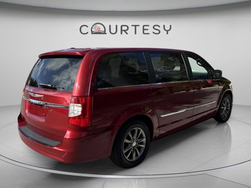 Used 2015 Chrysler Town & Country S w/ Driver Convenience Group FWD image 7