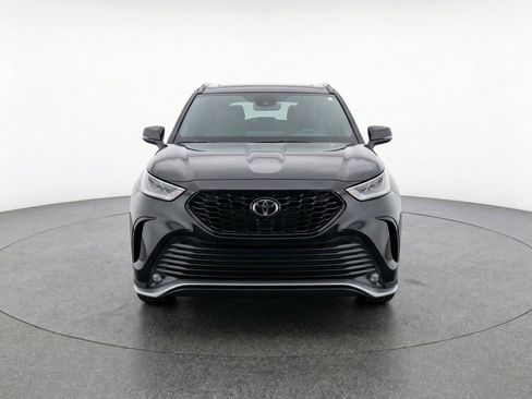 Used 2025 Toyota Highlander XSE image 2