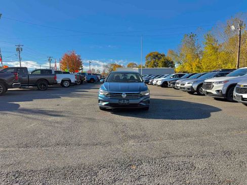 Used 2019 Volkswagen Jetta SE w/ Cold Weather Package image 3