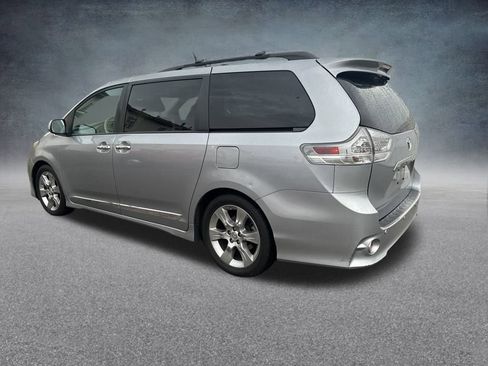 Used 2013 Toyota Sienna SE image 3