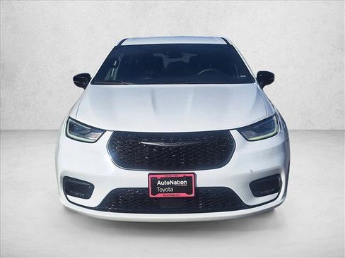 Used 2024 Chrysler Pacifica Limited image 2