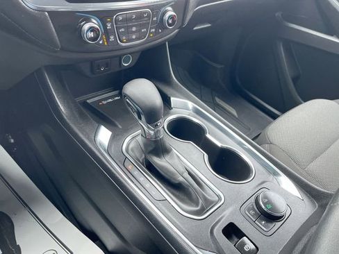 Certified 2023 Chevrolet Traverse LT w/ Rear Camera Mirror Package image 15