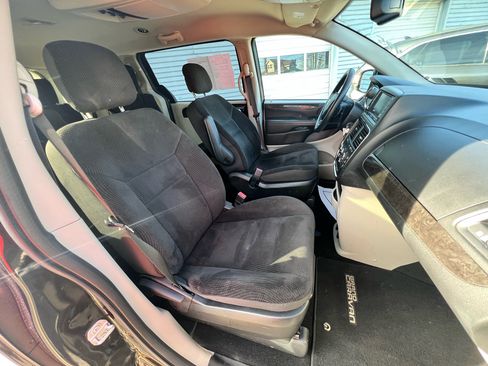 Used 2018 Dodge Grand Caravan SE w/ UConnect Hands-Free Group image 19