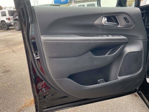 New 2026 Chrysler Pacifica Select image 12