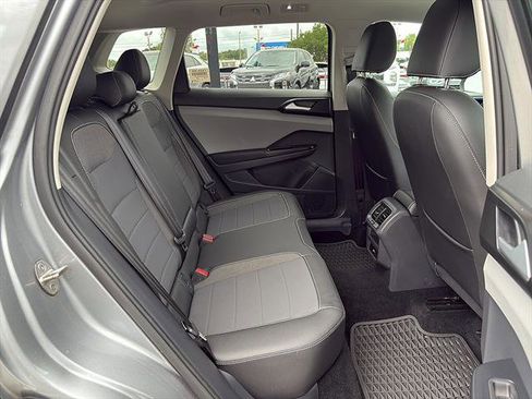 Used 2023 Volkswagen Taos SE w/ Panoramic Sunroof Package FWD image 16