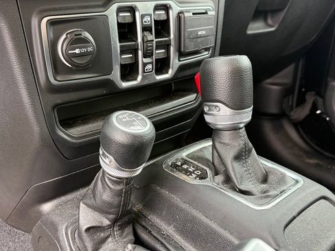 Used 2023 Jeep Gladiator Sport AWD/4WD image 19
