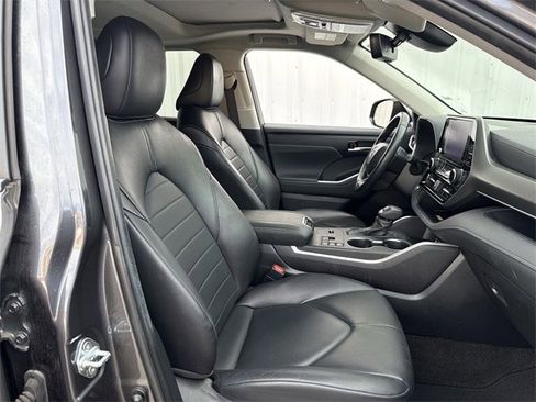 Used 2023 Toyota Highlander XLE image 32