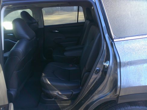 Used 2023 Toyota Highlander XLE image 32