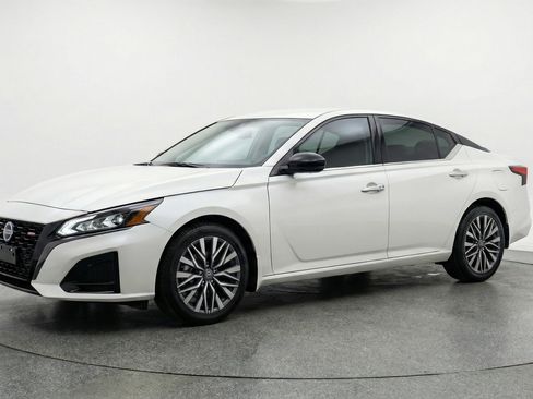 Used 2025 Nissan Altima 2.5 SV FWD image 3