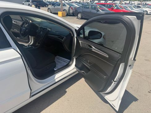 Used 2018 Ford Fusion SE FWD image 15