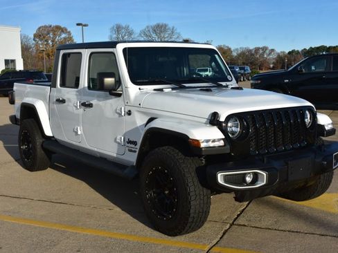 Used 2023 Jeep Gladiator Sport image 3