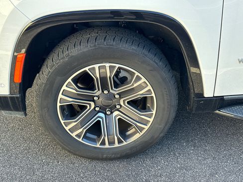 Used 2024 Jeep Wagoneer Series II w/ Flexible Seating Group image 11