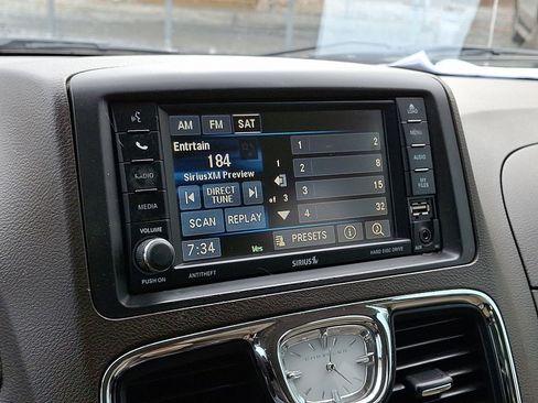 Used 2015 Chrysler Town & Country Touring w/ Driver Convenience Group image 19