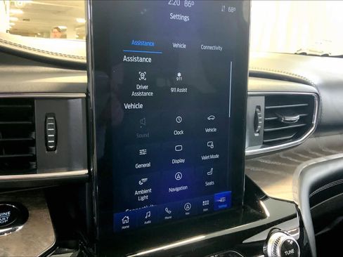Used 2022 Ford Explorer Platinum w/ Equipment Group 601A AWD/4WD image 34