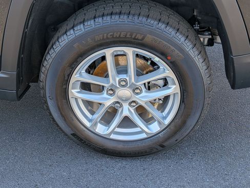 New 2025 Jeep Grand Cherokee Laredo X w/ Luxury Tech Group I image 9