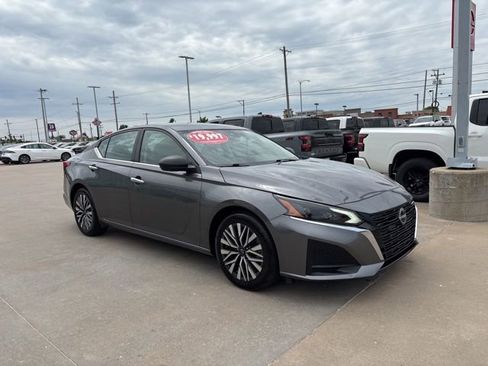Used 2024 Nissan Altima 2.5 SV FWD image 2