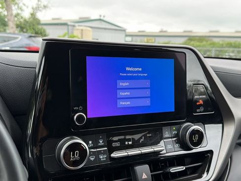 Certified 2025 Toyota Highlander LE FWD image 28