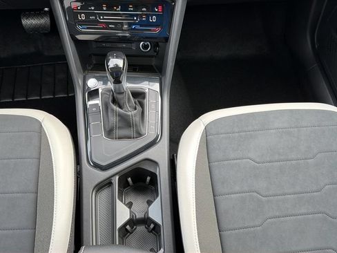 New 2026 Volkswagen Taos SE FWD image 18