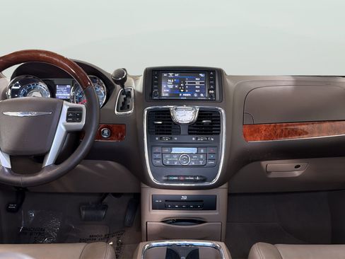 Used 2015 Chrysler Town & Country Limited Platinum FWD image 14