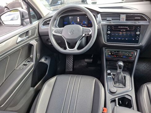 Certified 2022 Volkswagen Tiguan SE w/ Panoramic Sunroof Package image 10