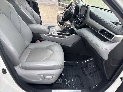 Used 2021 Toyota Highlander Limited FWD image 10