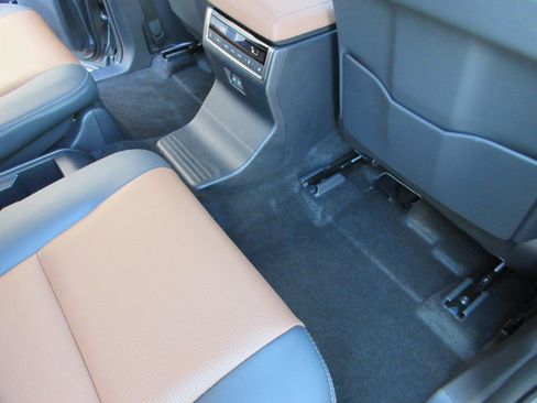 Used 2025 Lexus GX 550 w/ Accessory Package (2T) AWD/4WD image 24
