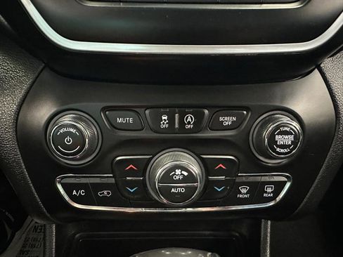 Used 2021 Jeep Cherokee Latitude Lux w/ Sun & Sound Group image 53