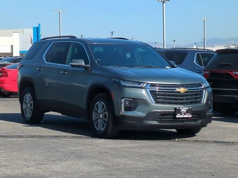 Used 2023 Chevrolet Traverse LT FWD image 2