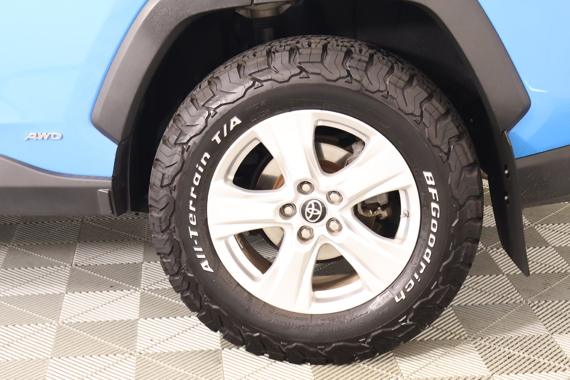 Used 2021 Toyota RAV4 LE AWD/4WD image 17