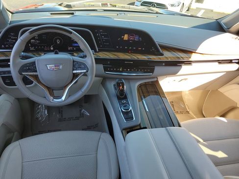 Certified 2022 Cadillac Escalade ESV Premium Luxury Platinum w/ Heavy-Duty Trailer Package image 14