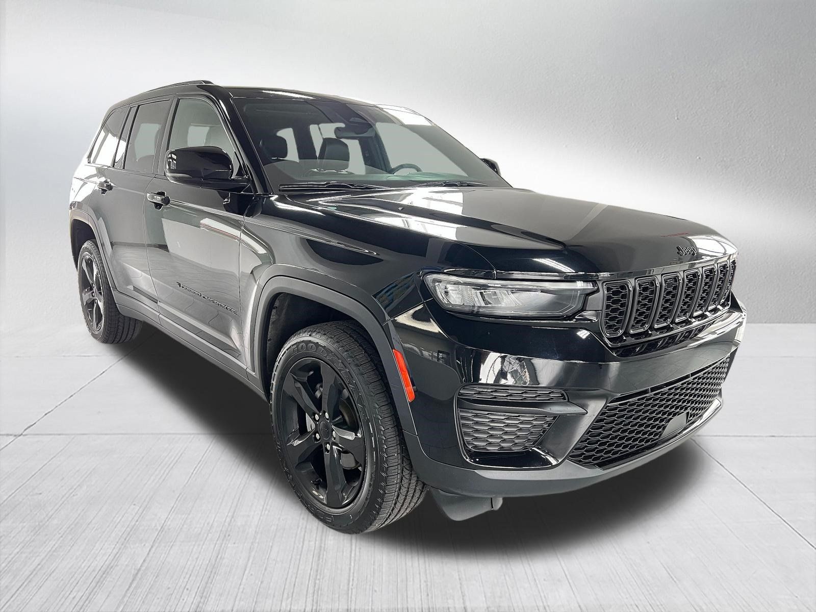 Used 2023 Jeep Grand Cherokee Altitude AWD/4WD image 3