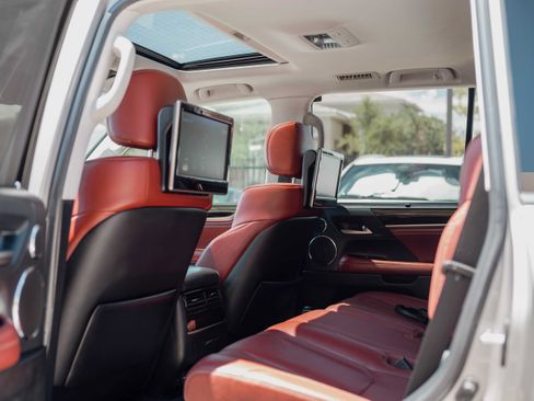 Used 2017 Lexus LX 570 4WD w/ Luxury Package image 10