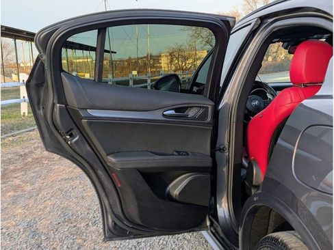 Used 2022 Alfa Romeo Stelvio Veloce image 10