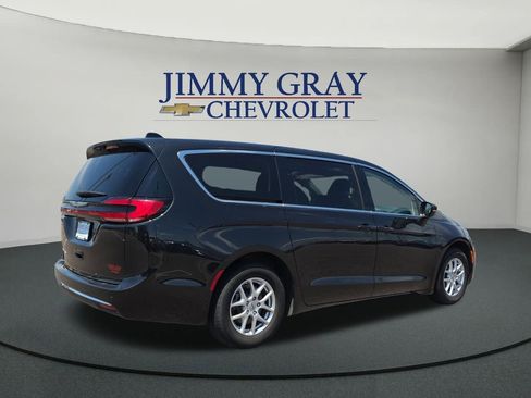 Used 2023 Chrysler Pacifica Touring-L FWD image 5