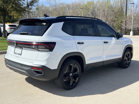 Used 2025 Volkswagen Taos SE image 10