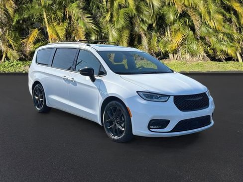 Used 2025 Chrysler Pacifica Limited FWD image 2