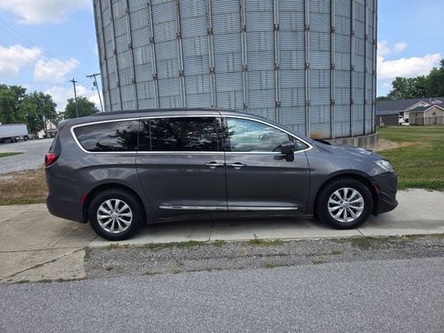 Used 2017 Chrysler Pacifica Touring-L FWD image 2