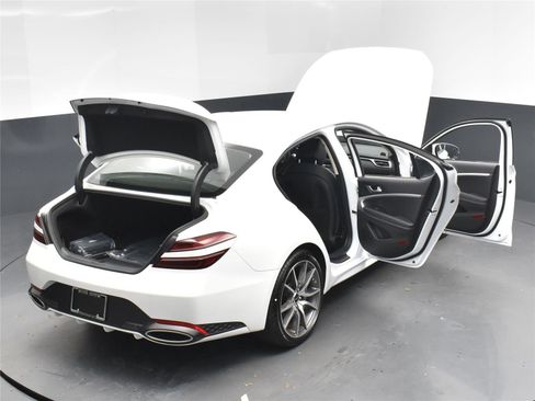 Used 2025 Genesis G70 2.5T image 17