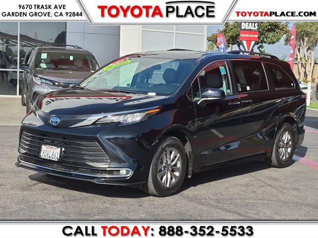 Used 2023 Toyota Sienna XLE FWD image 1