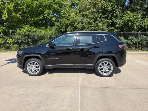 Used 2024 Jeep Compass Latitude AWD/4WD image 2